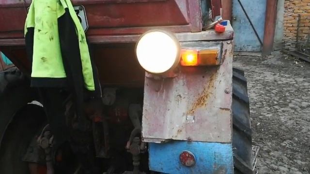 Дрібний ремонт трактора Т25 смотреть онлайн