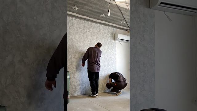 Как самому наклеить обои на стену. Ремонт квартир. Как подрезать обои. Как стыковать обои в углу. смотреть онлайн