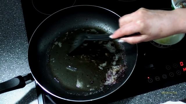 Котлеты. Котлеты из говяжьего фарша. Котлеты из говядины. Котлеты с подливкой. Рецепт котлет смотреть онлайн