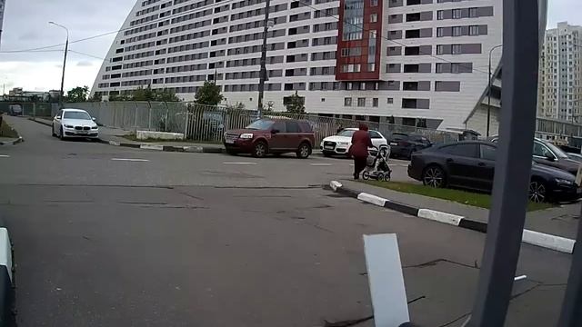 Проход няни с коляской в сторону ул. Полины Осипенко смотреть онлайн