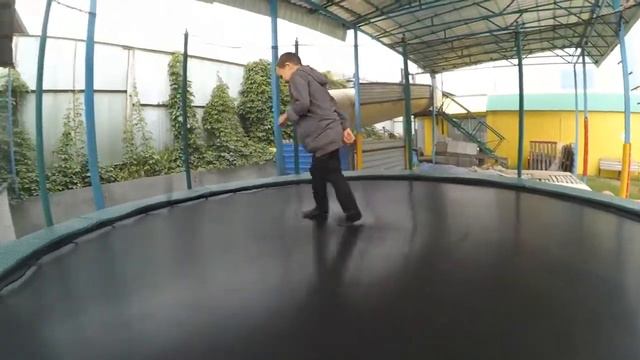 ВЛОГ: Учусь Прыгать Сальто. Парни красиво прыгают делают сальто! смотреть онлайн