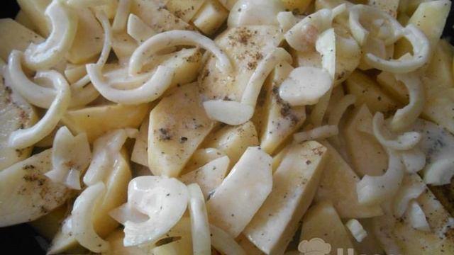 Курица в ряженке запеченная с картофелем