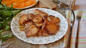 КАК ПРИГОТОВИТЬ ЖАРЕНОЕ САЛО? Сытное и вкусное жареное свиное сало с луком на сковороде