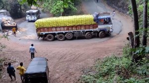 APSRTC Bus Driver Taking Risk With Passengers On Dangerous Hairpin Bend Bus Driving | Bus Market