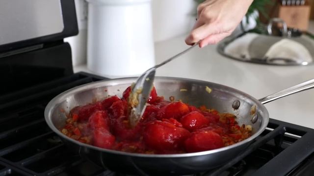 SHAKSHUKA | healthy breakfast recipe (or anytime of day recipe) смотреть онлайн