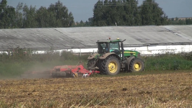 JOHN DEERE 7830 C VADERSTAD CARRIER 820 на дискование почвы.