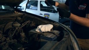 Определяем состояние масла в АКПП с помощью щупа.