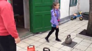 Дочка поднимает гири 16-24-32