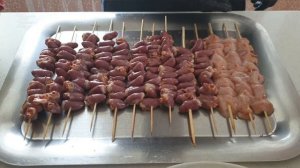 Шашлык из бычьих яиц, куриных сердец и овощи на гриле!