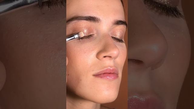Нанесение золотистого глиттера для глаз Экомэйк смотреть онлайн