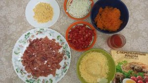 Праздничный слоеный салат с красной рыбой, помидорами, сыром и морковью
