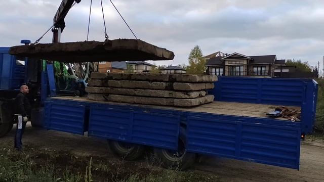 Погрузка дорожных плит манипулятором смотреть онлайн