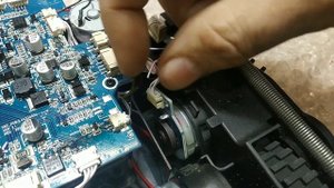 Робот пылесос Hyundai H-VCRQ90. Дёргается при запуске и стоит.