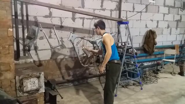 ИЖ Планета Кросс,часть 2 (Покраска мотоцикла) смотреть онлайн