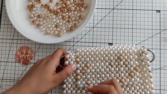 Летняя сумка с бахромой и ракушками из жемчужных и деревянных бусин своими руками