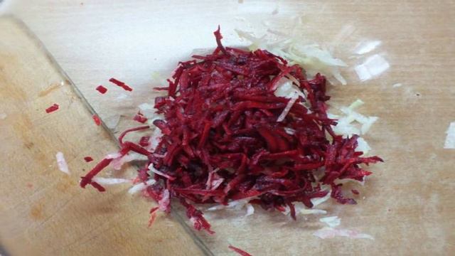 Салат из дайкона со свеклой