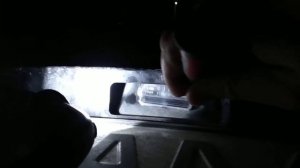 Замена лампочки w5w подсветки номерного знака citroen picasso c3