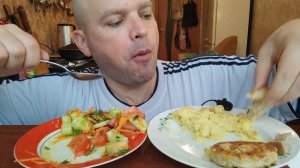 МУКБАНГ картофельное пюре и котлеты/ОБЖОР салат из помидоров и огурцов