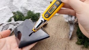 Пирамида из шунгита полированная / Polished shungite pyramid