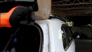Как заменить газовые упоры багажника на Mitsubishi ASX Мицубиси АСХ 1,8 2013 года