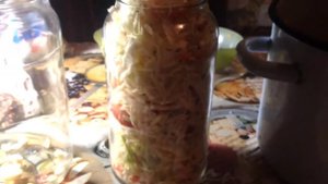 Маринованная капуста с перчиком и хреном