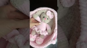 Зайка в люльке. Вязаные игрушки. Игрушки крючком ?