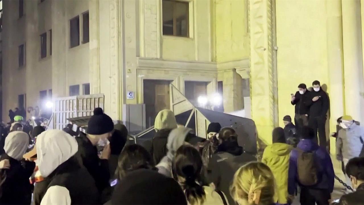В центре Тбилиси толпа штурмует грузинский парламент