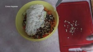 Салат с рисовой лапшой