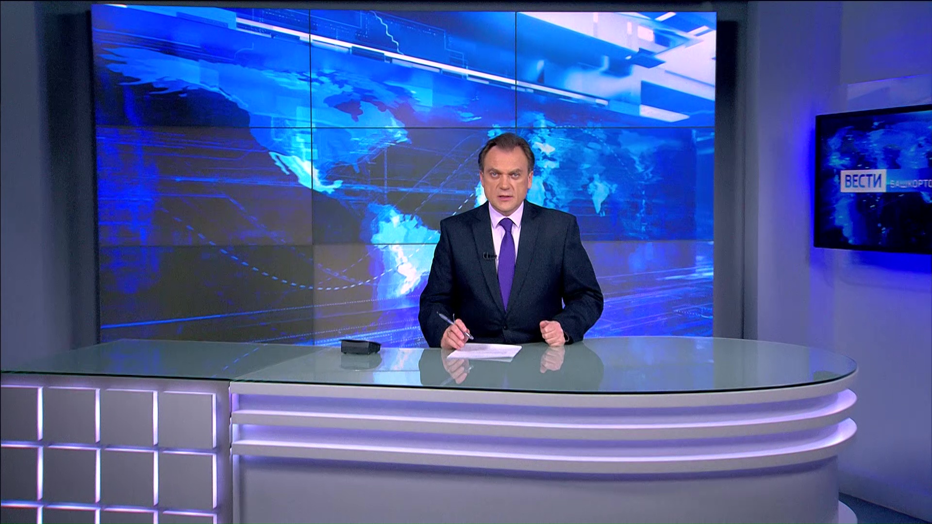 Прямой эфир телеканала россия 24 сейчас. Ведущие программы вести. Вести. Вести 1 канал. Ведущий новостей.