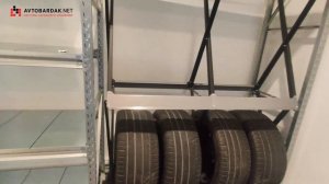 Подкатная стойка для хранения колес в нише напольного стеллажа