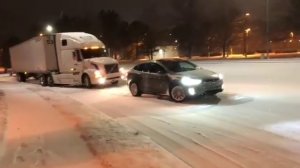 Электрокроссовер Tesla Model X вытаскивает огромный тягач из снежного плена