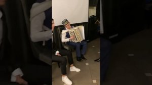 Рифат Зарипов красиво поёт под баян