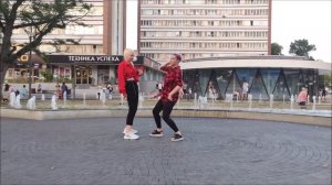 Какие молодчинки, танцуют на улице!