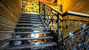 лестница дома с коваными перилами и коваными подступенками