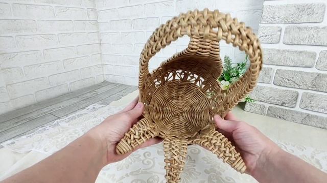 Корзинка курочка из бумажной лозы ажурная