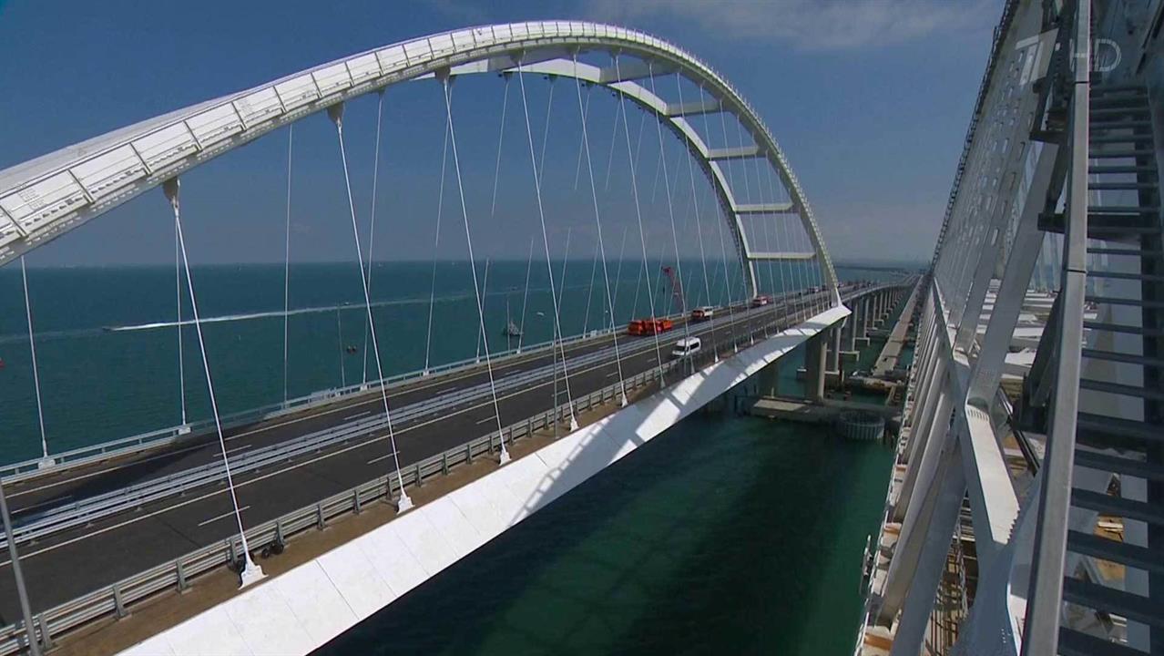 Всего за первые сутки после открытия по мосту через Керченский пролив проехали 20 тысяч машин