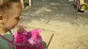 Леся играет на детской площадке как мама с куклой Беби Борн и катает её в коляске