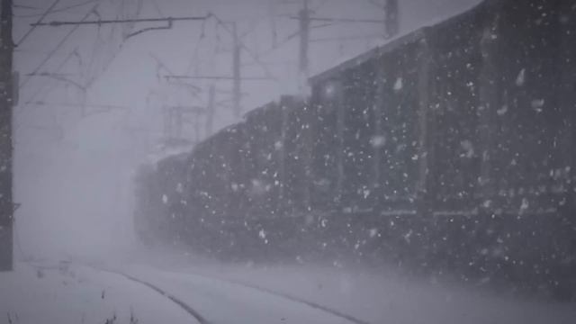 Электровоз ВЛ10-304 с грузовым поездом + искры смотреть онлайн