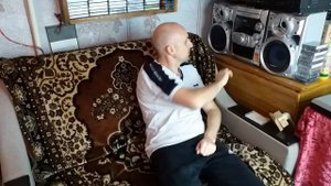 Слушаем кассеты на музыкальном центре