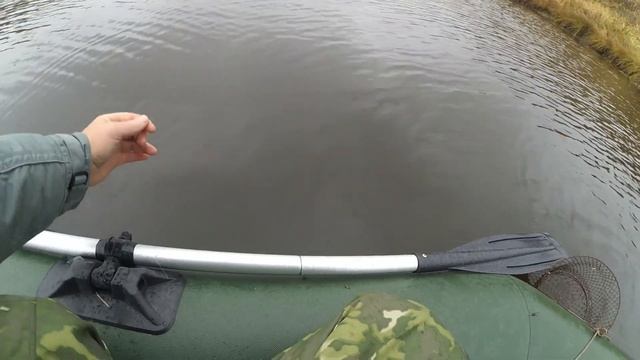 С ЛОДКИ - КАК ЗИМОЙ! Рыбалка с лодки на зимнюю удочку. Безмотылка, плотва и окунь!
