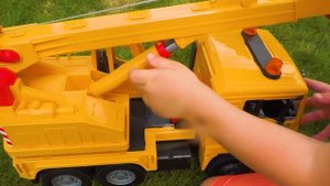 Новый Грузовик Кран и Экскаватор! Тёма спешит на помощь