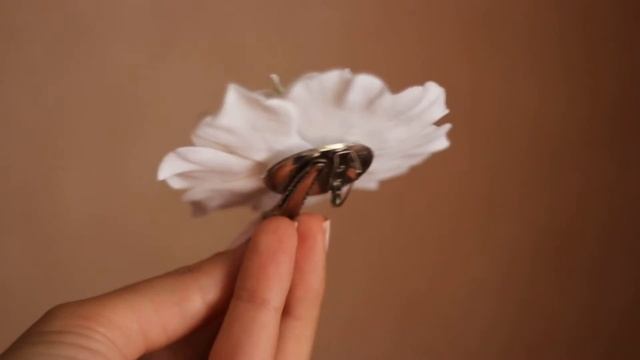 Заколка/брошь "Белая скабиоза" из полимерной глины смотреть онлайн