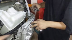 Tips: Paano magpalit ng head light bulb ? TOYOTA HIACE 2013 MODEL