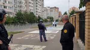 31 05 2023 Казань  Школьная охрана запрещает видеосъемку на улице Вызов Росгвардии