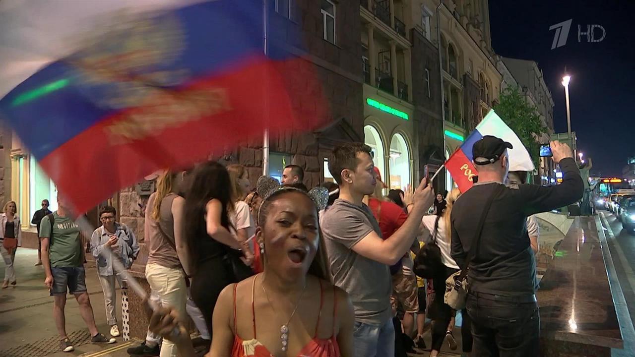 Выход россиян в четвертьфинал Чемпионата мира по ф...FIFA 2018 в России™ вся страна отмечала до утра