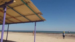 СЕЗОН ЗАКРЫТ , А ЛЮДИ   ЕЩЕ КУПАТЬСЯ ИДУТ ..... НЕ ХОЛОДНО , НО  ВОДА  НЕ ЛЕТНЯЯ