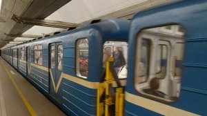 Прибытие метропоезда на станцию Пионерская, Санкт-Петербург