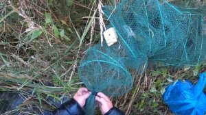 Ловля раков на обрыве озера.