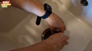 Как в два счета почистить слив на кухне