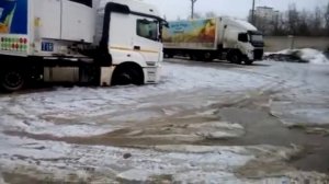 Фура буксует.